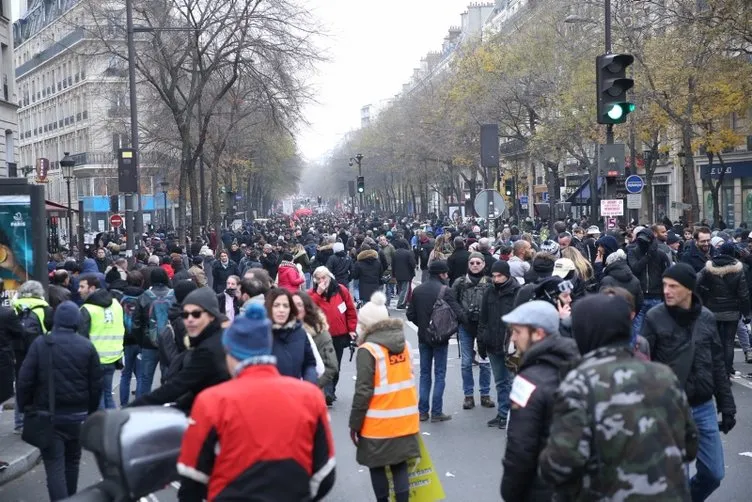 Paris'te polisten göstericilere sis bombasıyla müdahale