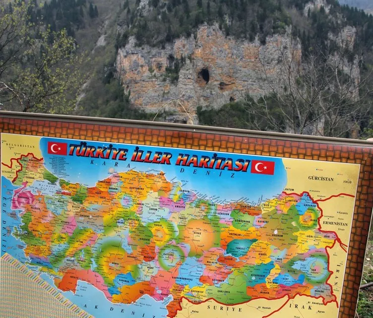 Kayalıktaki Türkiye haritası ziyaretçi çekiyor