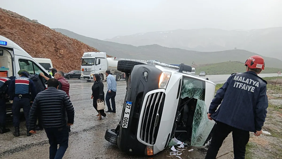 Taziyeye giden minibüs devrildi: 11 kişi yaralandı! Taziyeye giden minibüs devrildi: 11 kişi yaralandı!