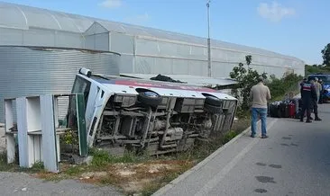 Antalya'da turistleri taşıyan tur midibüsü devrildi: 18 Rus ile şoför yaralandı #antalya