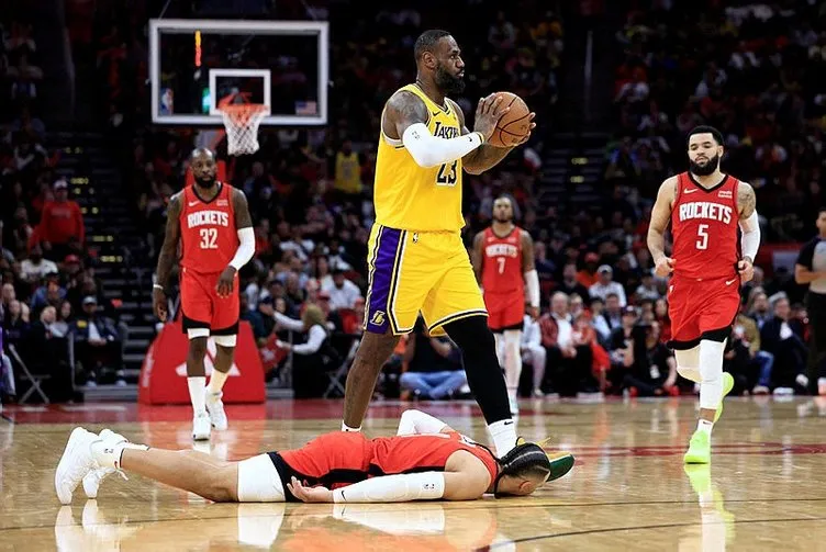 Alperen Şengün, LeBron James’i posterledi! NBA’de Houston, Lakers’ı devirdi...