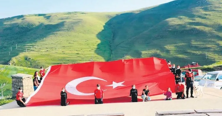 JAK timleri Atatürk silüetine selam durdu