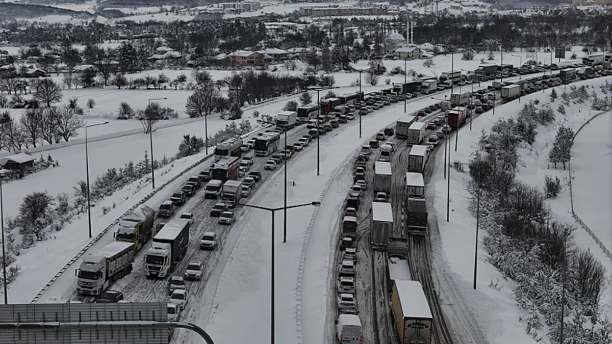 Bolu geçişinde trafik felç! Ankara ve İstanbul yönünde ulaşım durdu: Kilometrelerce araç kuruğu oluştu Bolu geçişinde trafik felç! Ankara ve İstanbul yönünde ulaşım durdu: Kilometrelerce araç kuruğu oluştu