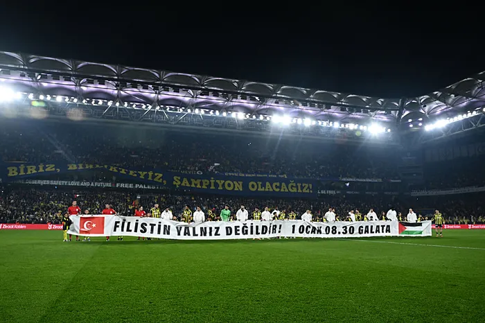 fenerbahce-ve-besiktastan-ziraat-turkiye-kupasinda-ortak-filistin-cagrisi-1766512577473.jpeg