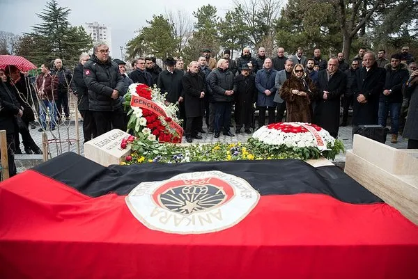 İlhan Cavcav'ın mezarı başında duygusal anlar