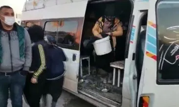 Polis şaştı kaldı! 15 kişilik minibüsten 33 kişi çıktı