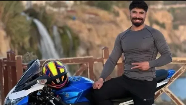 son-dakika-unlu-motosikletci-deniz-servan-narin-hayatini-kaybetmisti-kaza-yaptigi-anlar-ortaya-cikti-1754894739820.jpg SON DAKİKA | Ünlü motosikletçi Deniz Servan Narin, Kocaeli’deki feci kazada hayatını kaybetti: Kaza görüntüleri ortaya çıktı