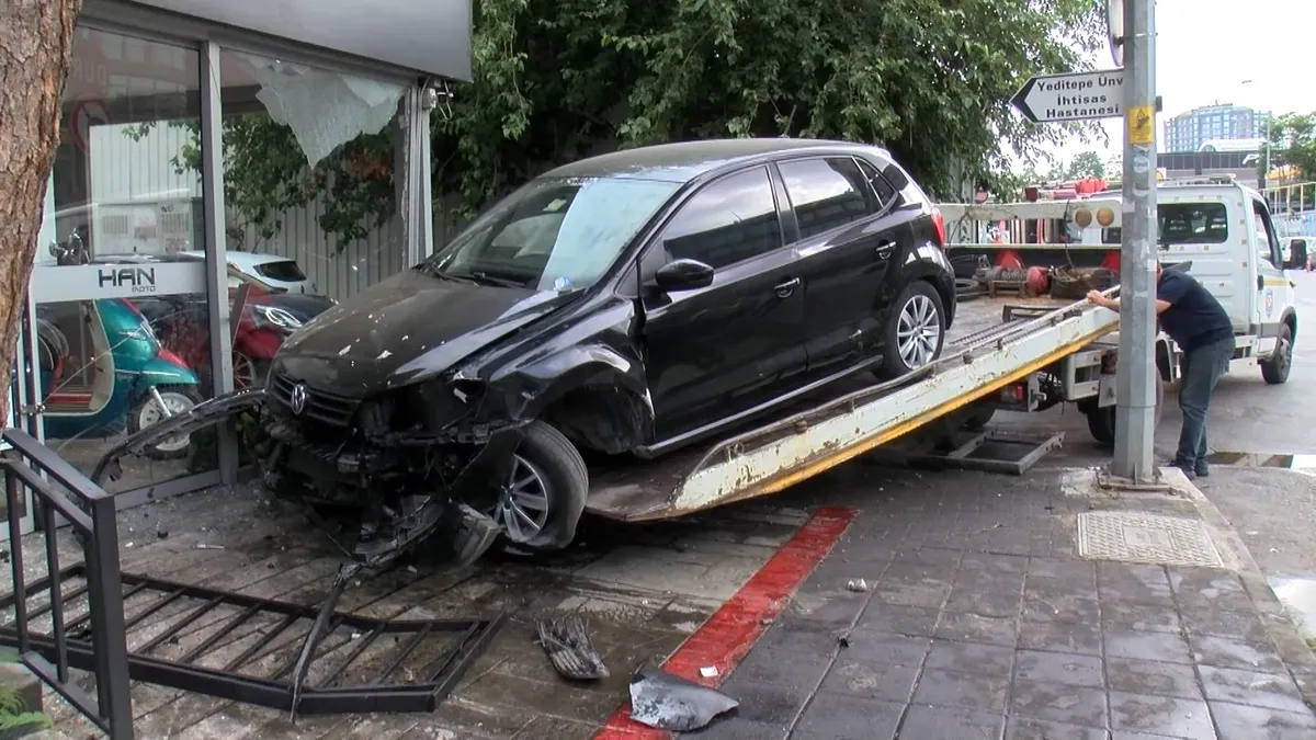 SON DAKİKA… İstanbul Kadıköy’de akılalmaz kaza! Direksiyon hakimiyetini kaybedip dükkana daldı SON DAKİKA… İstanbul Kadıköy’de akılalmaz kaza! Direksiyon hakimiyetini kaybedip dükkana daldı