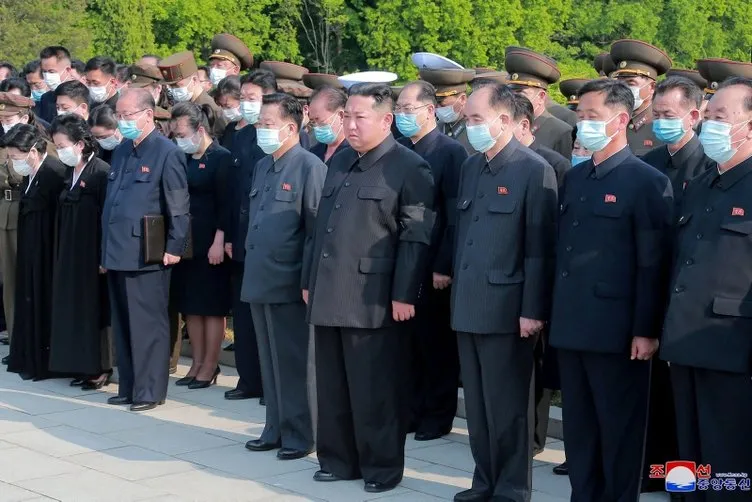 Kim Jong Un’u hiç böyle görmediniz! Elleri ile toprak attı