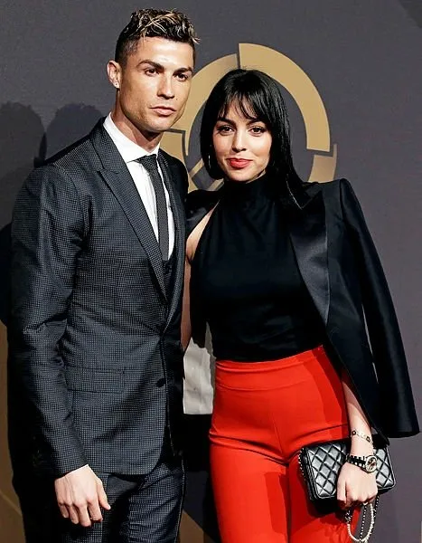 Cristiano Ronaldo'nun sevgilisi Georgina Rodrigues gala gecesinde büyüledi!