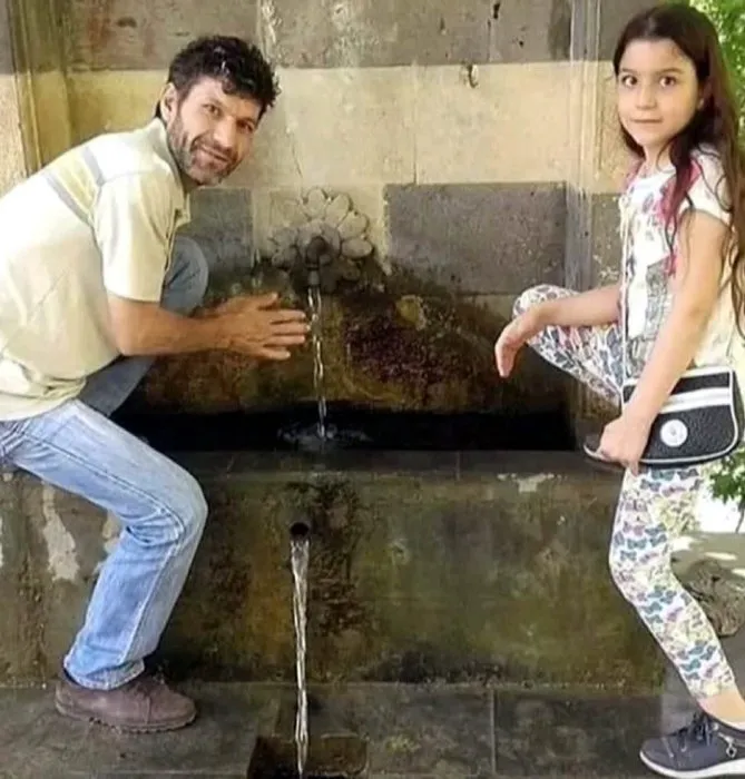 Deprem enkazında kızının elini bırakmayan baba konuştu: Sözleri Türkiye’yi ağlattı!
