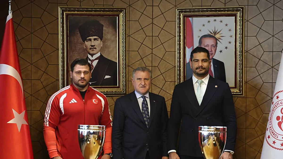 Bakan Bak, Avrupa şampiyonu milli güreşçileri ağırladı! Bakan Bak, Avrupa şampiyonu milli güreşçileri ağırladı!