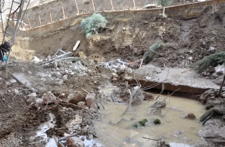 Şırnak’ta halı saha istinat duvarının çöktü