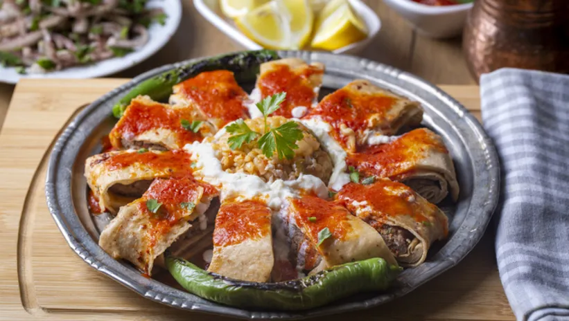 Beyti kebabı tarifi: En pratik yöntemle sofralarınızı şenlendirecek - Et Yemekleri Haberleri