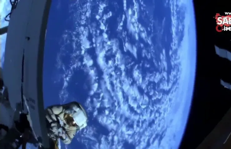 Rus kozmonotlardan 8 saatlik uzay yürüyüşü | Video