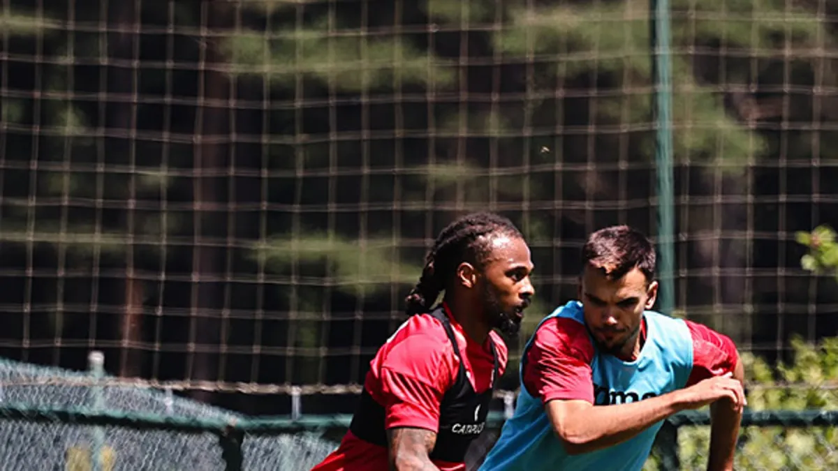 Çorum FK futbolcuları antrenman sahasında çalışırken