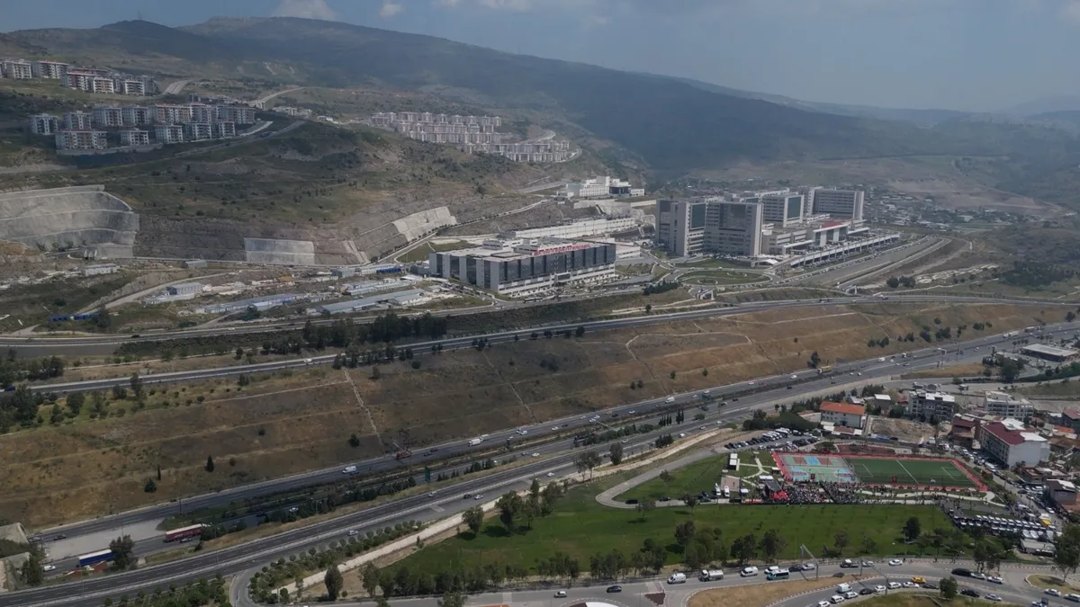AK Partili Saygılı’dan CHP’ye sert tepki: Başlarını kaldırsalar yapılan hizmetleri görecekler AK Partili Saygılı’dan CHP’ye sert tepki: Başlarını kaldırsalar yapılan hizmetleri görecekler