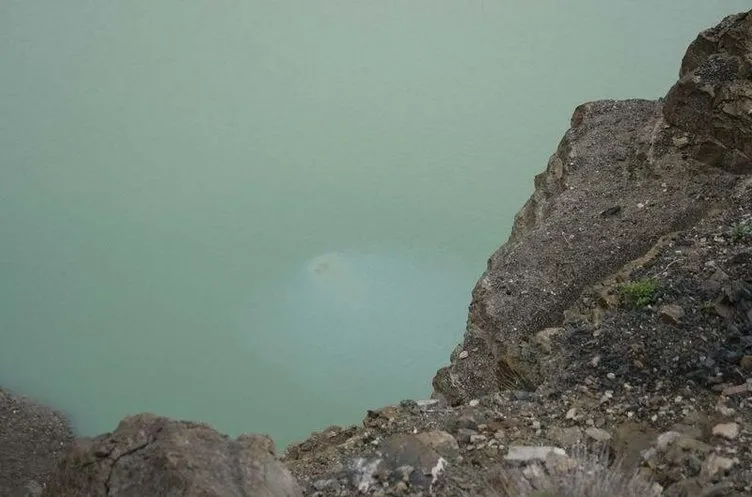 Erzurum’da otomobil göle düştü!