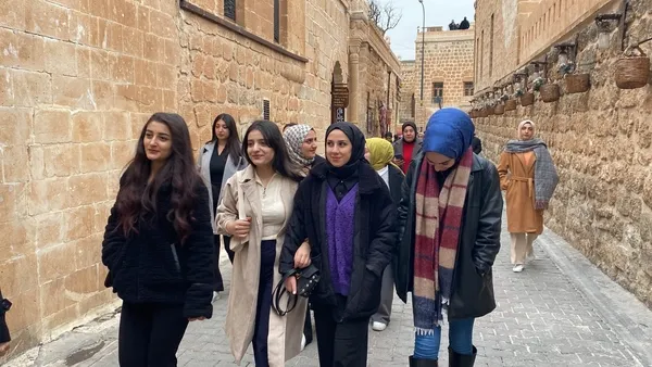 universite-ogrencileri-midyatin-tarihi-ve-turistik-mekanlarini-gezdi-1736582198697.jpg
