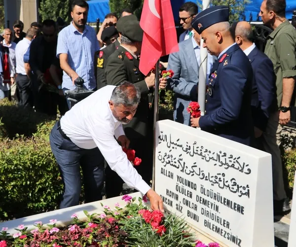 adanali-15-temmuz-sehitleri-mezarlari-basinda-anildi-1689325449369.jpg