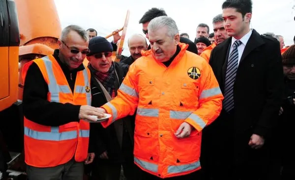 Bakan Yıldırım kar temizliği yaptı