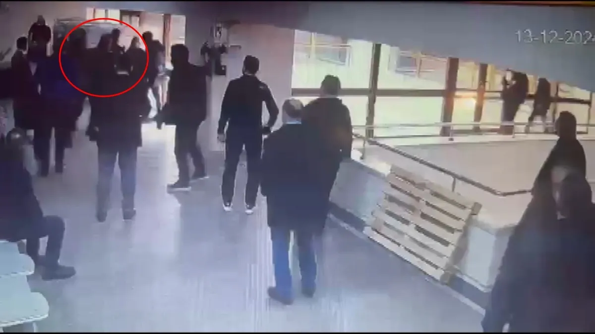 Bursa Adliyesi’ndeki dehşetin yeni görüntüleri ortaya çıktı! ‘Size selam veren kim varsa vuracağım’ Bursa Adliyesi’ndeki dehşetin yeni görüntüleri ortaya çıktı! ‘Size selam veren kim varsa vuracağım’