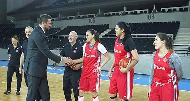 TBF Başkanı Türkoğlu, milli takımla buluştu