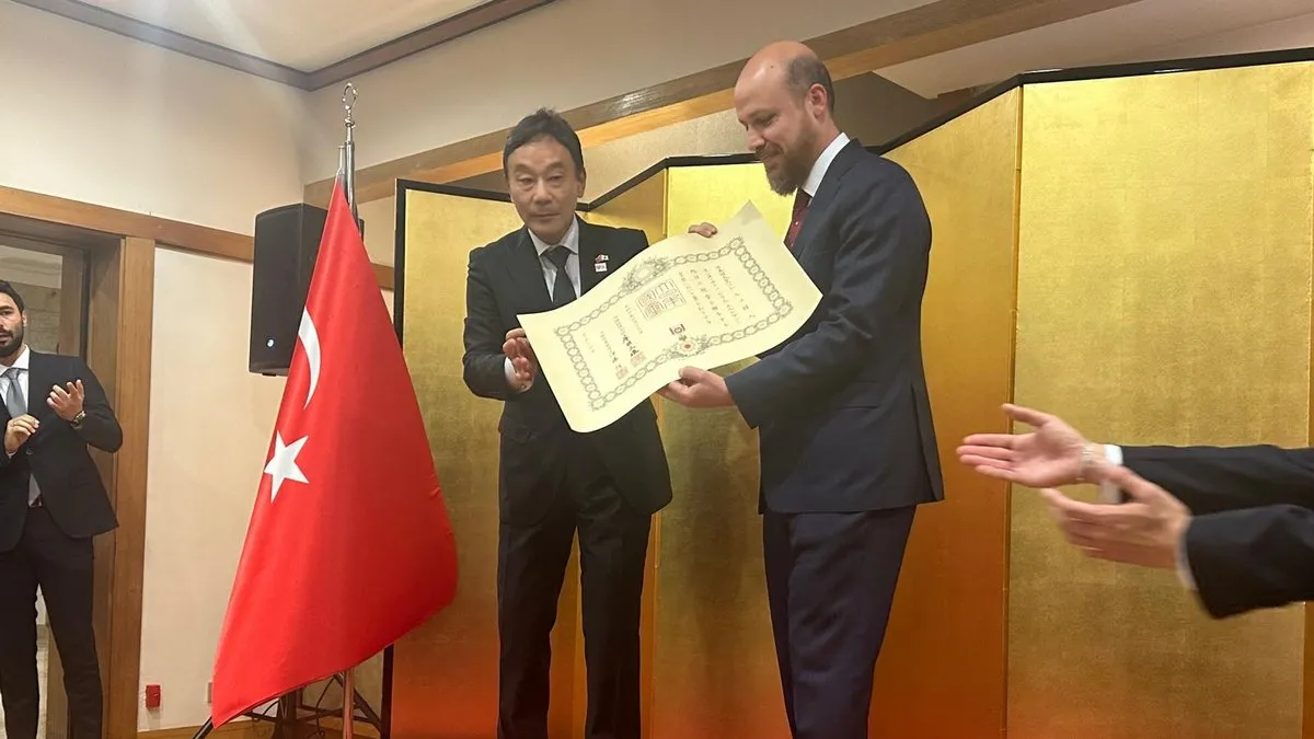 Japonya dan Bilal Erdoğan a ödül Erdoğan a Altın Işıklar