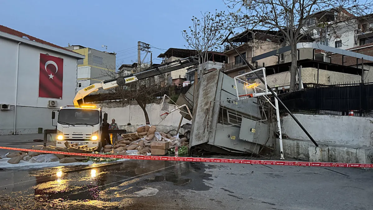 İzmir’de freni patlayan kamyon okul bahçesine devrildi İzmir’de freni patlayan kamyon okul bahçesine devrildi