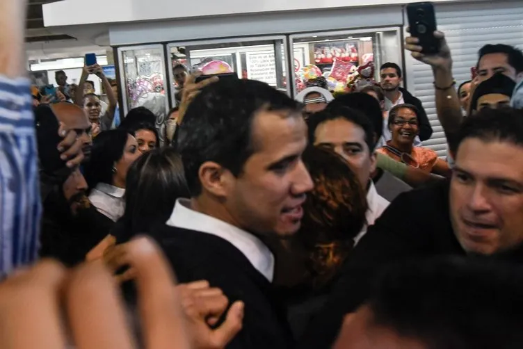 Guaido Venezuela’ya döndü! Havalimanında büyük şok