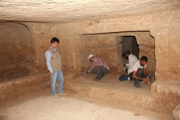 adiyamanda-700-yillik-bir-kaya-mezari-ortaya-cikti-1694001745845.jpg