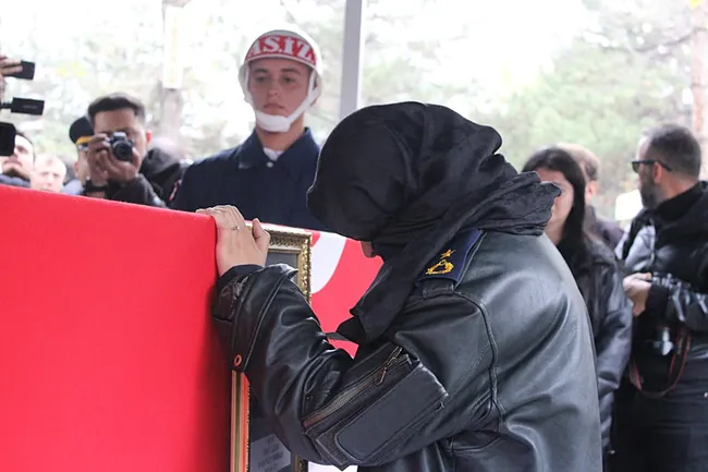 Türkiye şehitlerini uğurladı! Şehit astsubayın eşinden oğluna: Başını dik tut, senin baban kahraman!