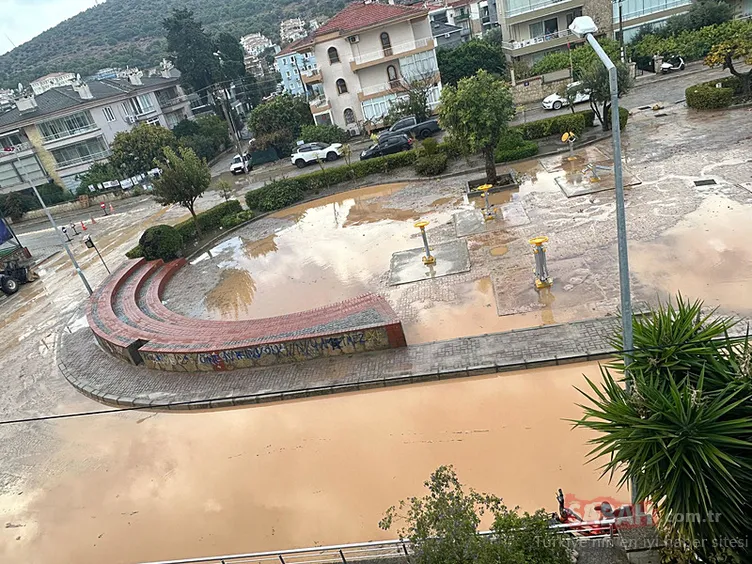 SON DAKİKA | İzmir’i sağanak vurdu! Çeşme’de yollar göle döndü