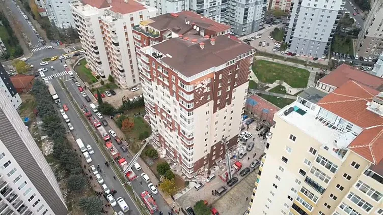 Son dakika: Beylikdüzü'nde 14 katlı binanın girişinde patlama! Bölgeye çok sayıda ekip sevk edildi: Yaralılar var