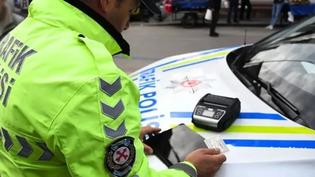 Diyarbakır'da havadan trafik denetimi yapan polis helikopteri