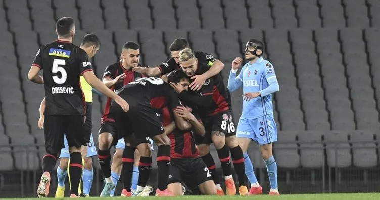 Trabzonspor, Karagümrük’e farklı mağlup oldu! 5 gol, 2 kırmızı kartlı çılgın maç