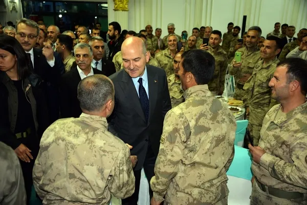 bakan-soylu-bingolde-guvenlik-koruculari-ile-iftar-yapti-1651091373917.jpg
