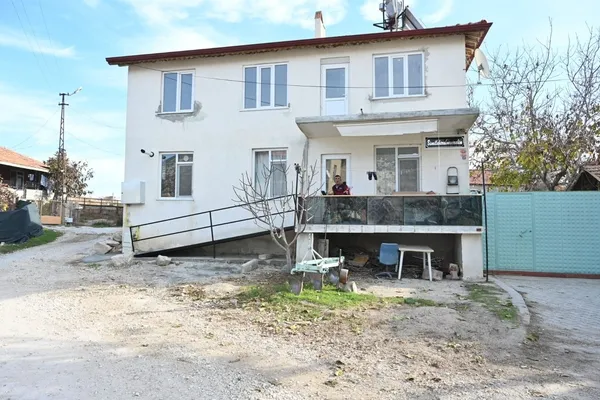 49-yillik-zorlugu-sona-erdiren-rampa-engelli-arif-yildirim-artik-evine-daha-rahat-girip-cikabiliyor-1763896590429.jpg