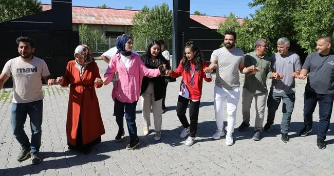 Milli Sporcu Sibel Oruç, Ağrı’da davul zurnayla karşılandı