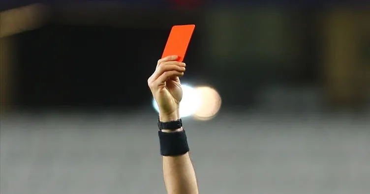 Derbide kartlar havada uçuşuyor