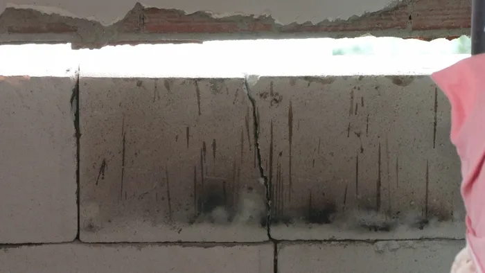 zeytinburnunda-insaat-calismasinda-yan-binadaki-dairenin-dun-yatak-odasi-bugun-banyo-duvari-yikildi-1790083117348.jpg