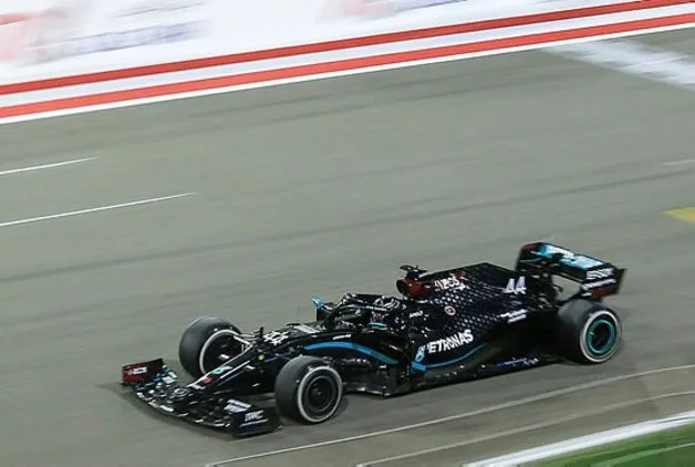 FORMULA 1'DE OLAYLI BAHREYN GRAND PRİX'SİNİ HAMİLTON KAZANDI