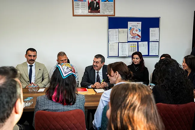 bakan-tekin-istanbul-havalimani-mesleki-ve-teknik-anadolu-lisesini-ziyaret-etti-1764317429006.jpeg Bakan Tekin İstanbul Havalimanı Mesleki ve Teknik Anadolu Lisesi'ni ziyaret etti