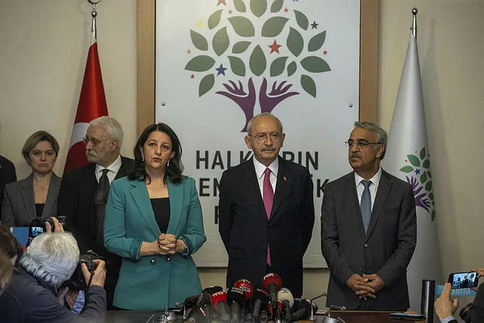 sehit-annelerinden-chp-hdp-gorusmesine-sert-tepki-terorist-hdp-isbirlikci-chp-1679371123628.jpg Şehit annelerinden CHP-HDP görüşmesine sert tepki: 'Terörist HDP, işbirlikçi CHP'