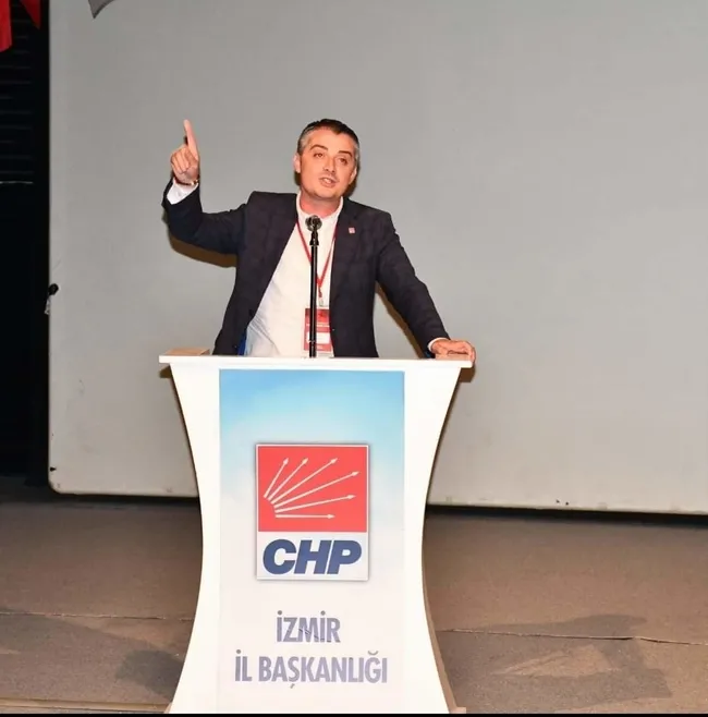 chp-izmir-il-baskaninin-ibb-ziyareti-krize-neden-oldu-masayi-yumrukladi-1728482483518.jpg