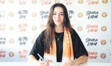 Saliha Şahin 3 yıl daha Eczacıbaşı’nda