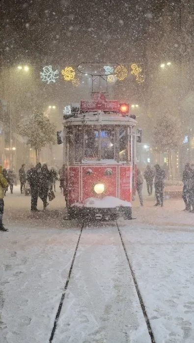 SON DAKİKA: İstanbul’da bugün okullar tatil mi? Bugün 14 Mart Pazartesi Okullar tatil mi edildi? İstanbul Valisi Ali Yerlikaya’dan kar tatili açıklaması