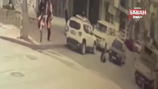 Yolun karşısına geçmeye çalışan çocuk otomobile çarptı! Kaza anı kamerada | Video
