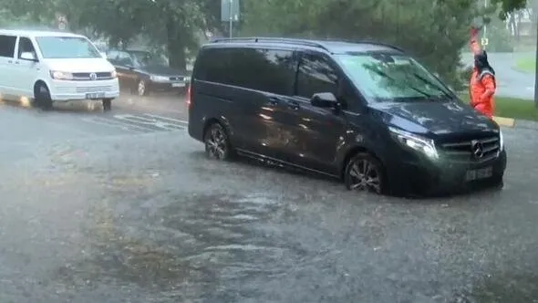 İstanbul'da yolları su bastı; tramvay seferi durdu