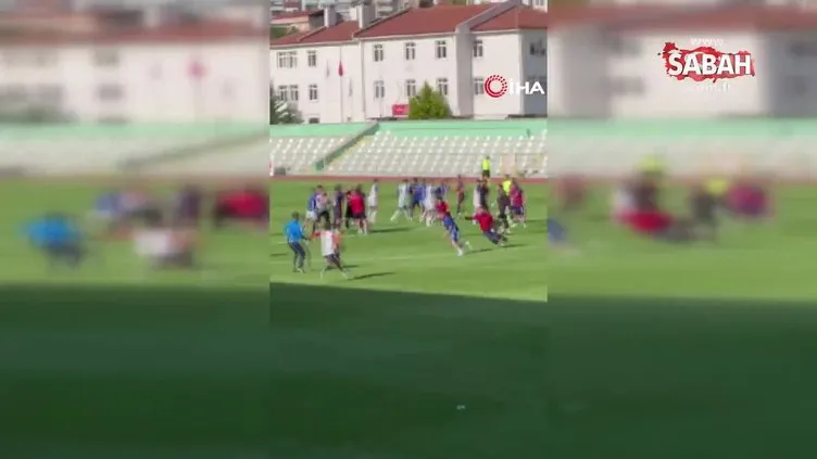 Amasya’da amatör maçta kavga: Sahaya çöp kovası atıldı, futbolcular birbirine girdi | Video
